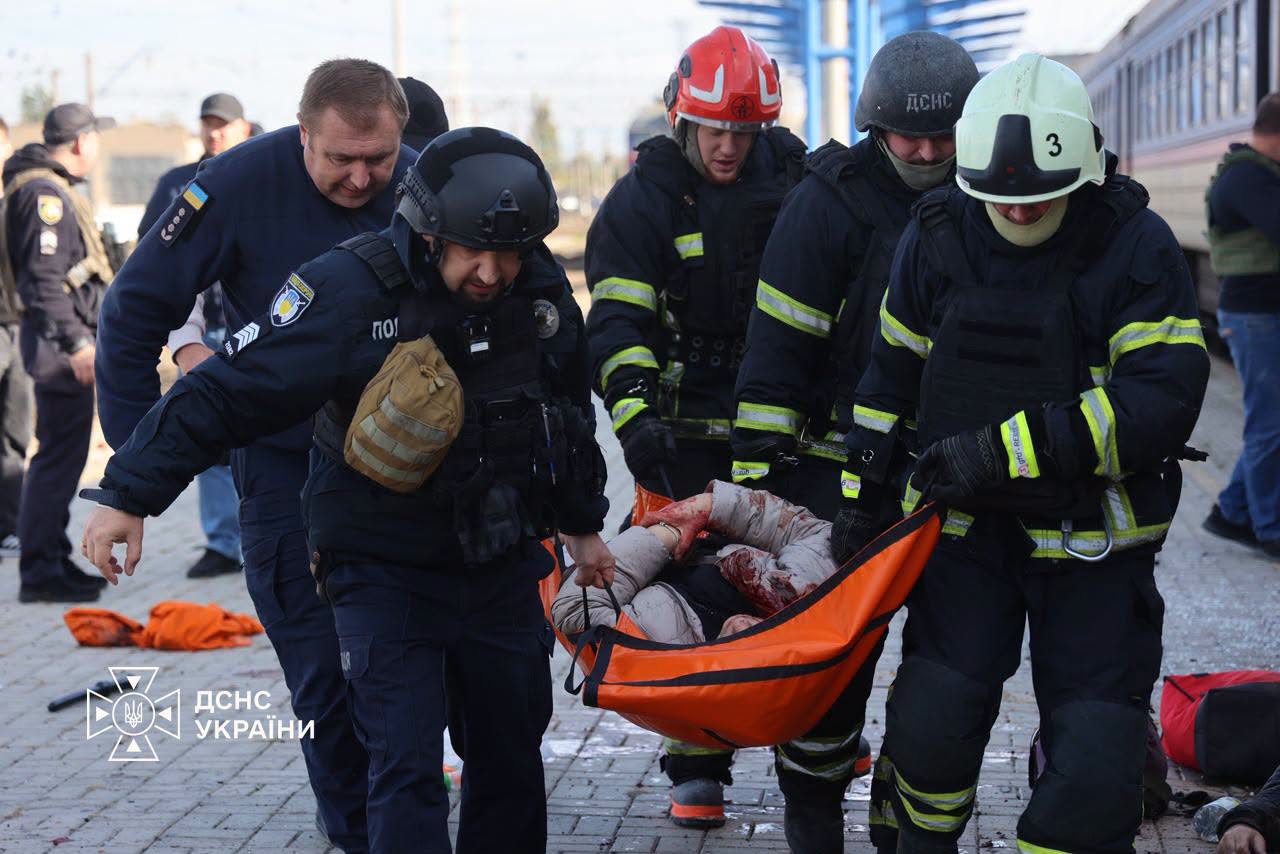 Місце атаки безпілотника на вокзалі Дніпра