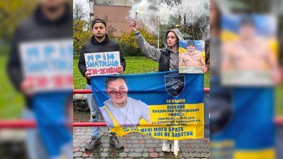 Зоя Жученко з портретом брата Владислава